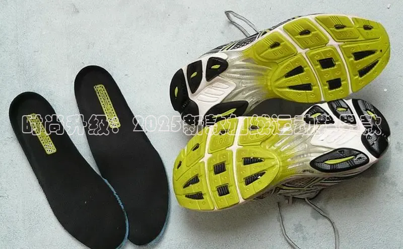 时尚升级：2025新款加绒运动鞋男款